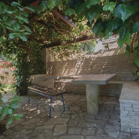Awesome Apartment In Pula With Wifi *